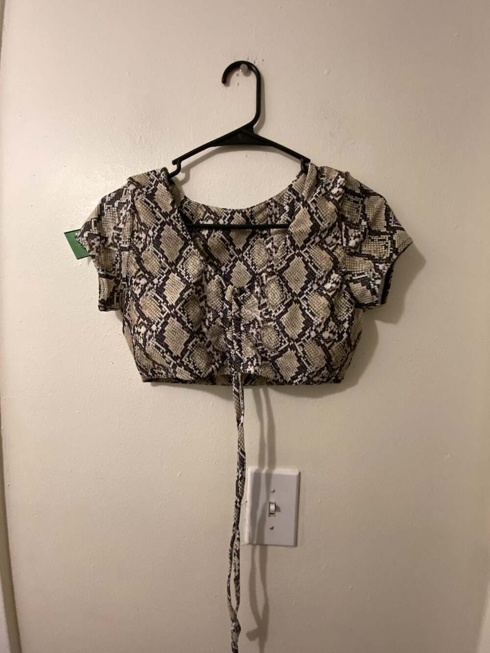 Mizaful Snake Print Crop Top Size US 8 Beige Black Short Sleeve